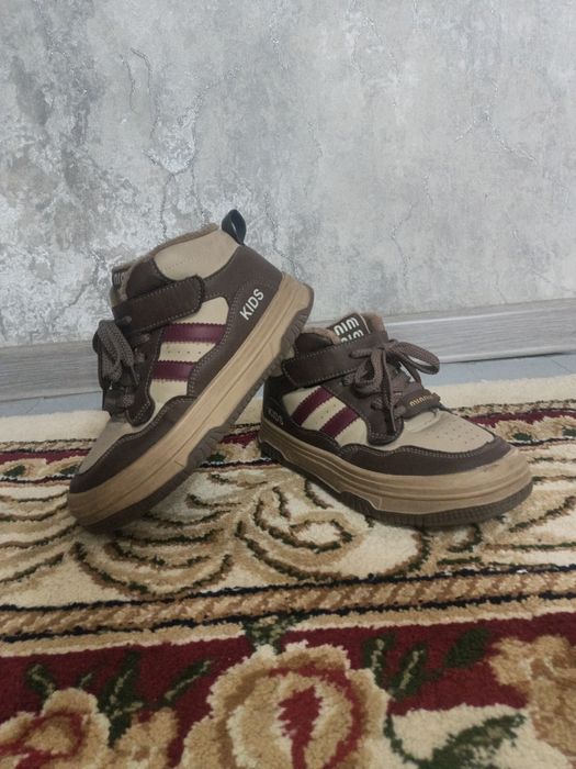 Красовки утеплённые для девочек в хорошем состоянии.