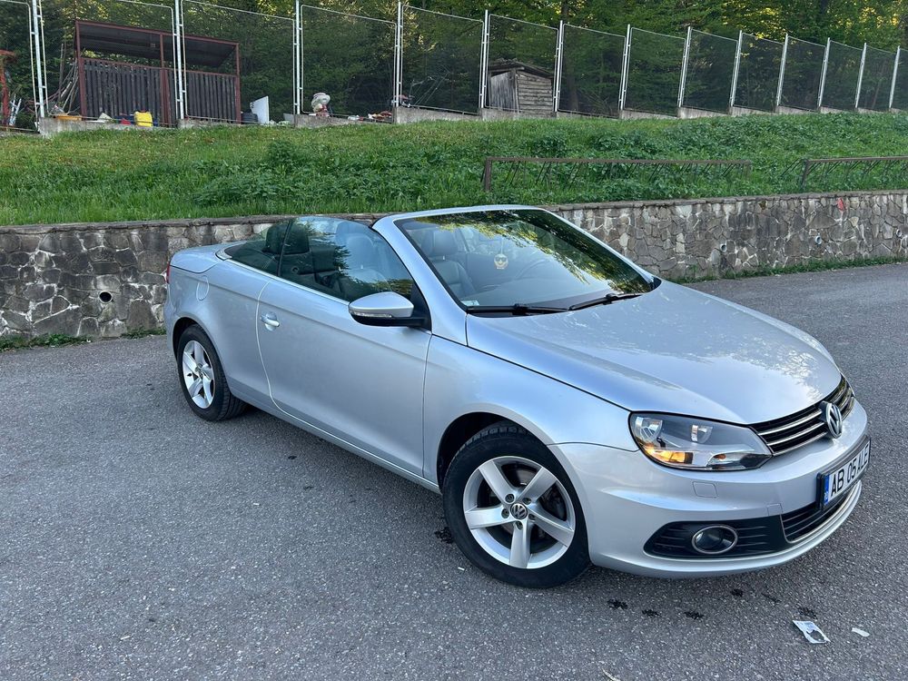 Volkswagen Eos decapotabila. Scaune din piele neagra, 2 usi.