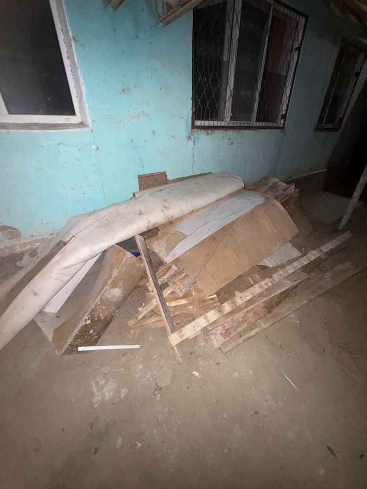 Отдам даром дрова с полка и линолиум