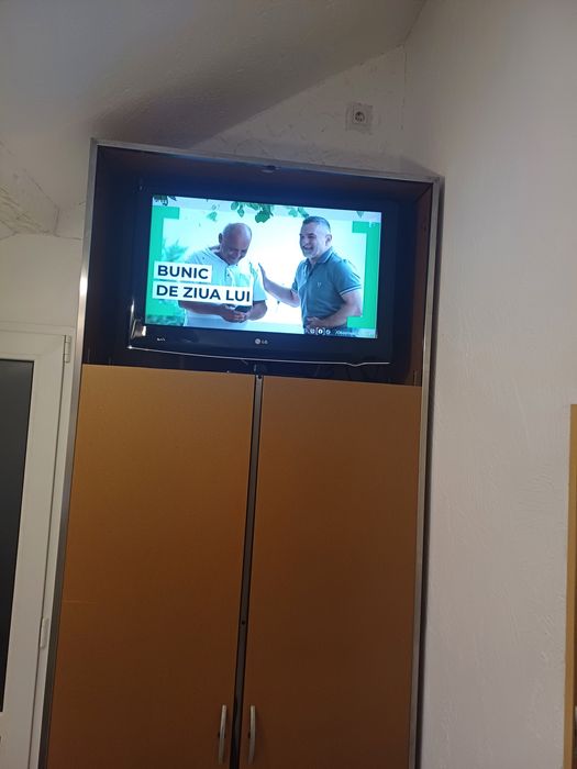 Lcd LG HD 82cm cu banda analoagă pe cablu și digitala/HD pe ieșirile H