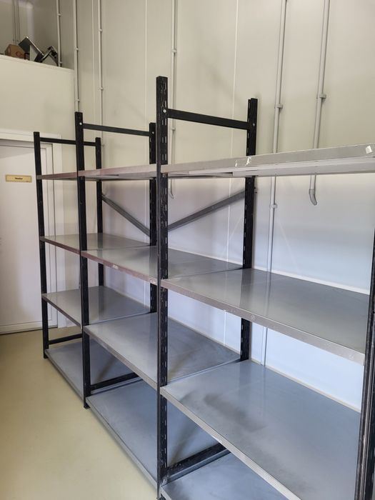 Rafturi metalice depozitare marfă