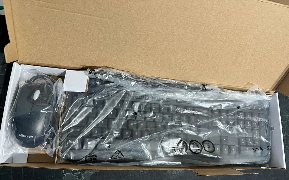 Pret final Kit tastatura + mouse Microsoft 600 
Cu cablu USB