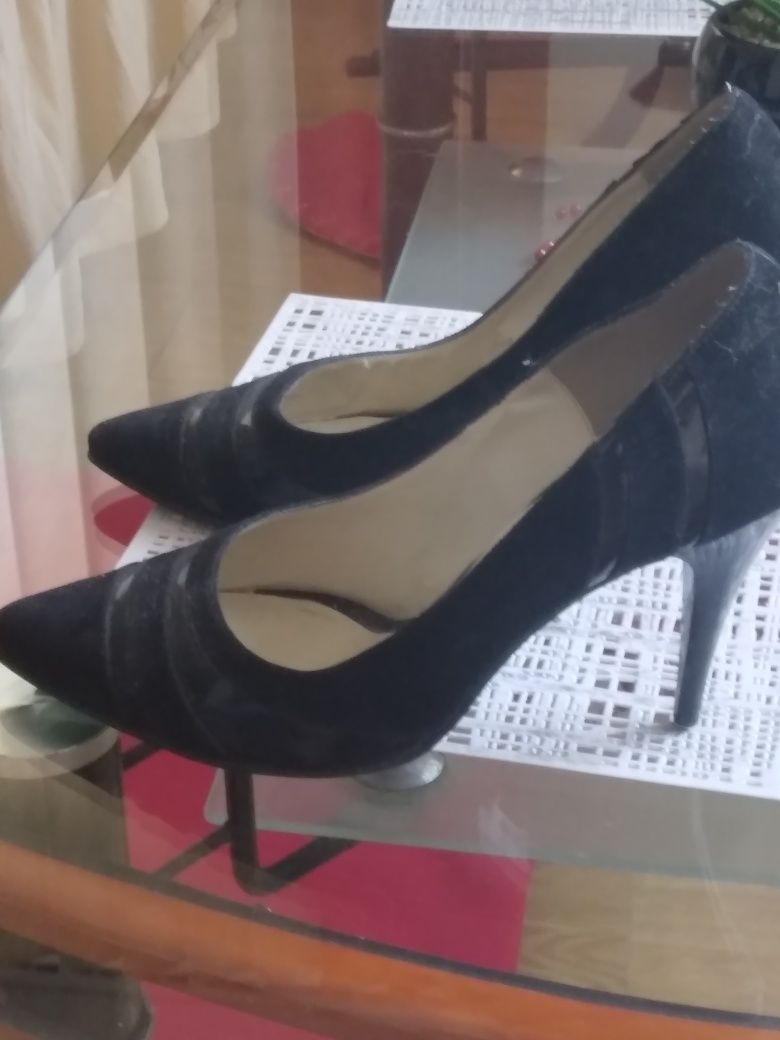 Pantofi stileto pe negru