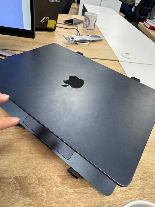 MacBook Air M2 • 8/256