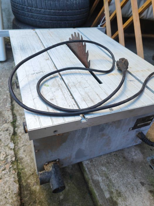 настолен немски циркуляр с крака в добро състояние