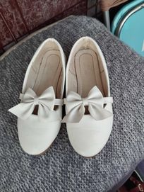 Детски бели обувки