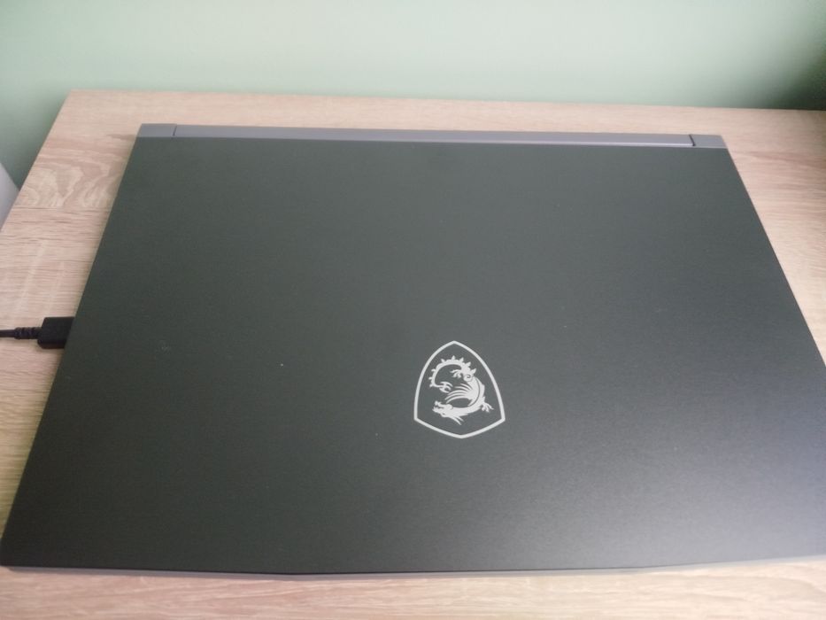 Продавам Геймърски лаптоп MSI thin 15 B13VE 
Много малко е използван ,