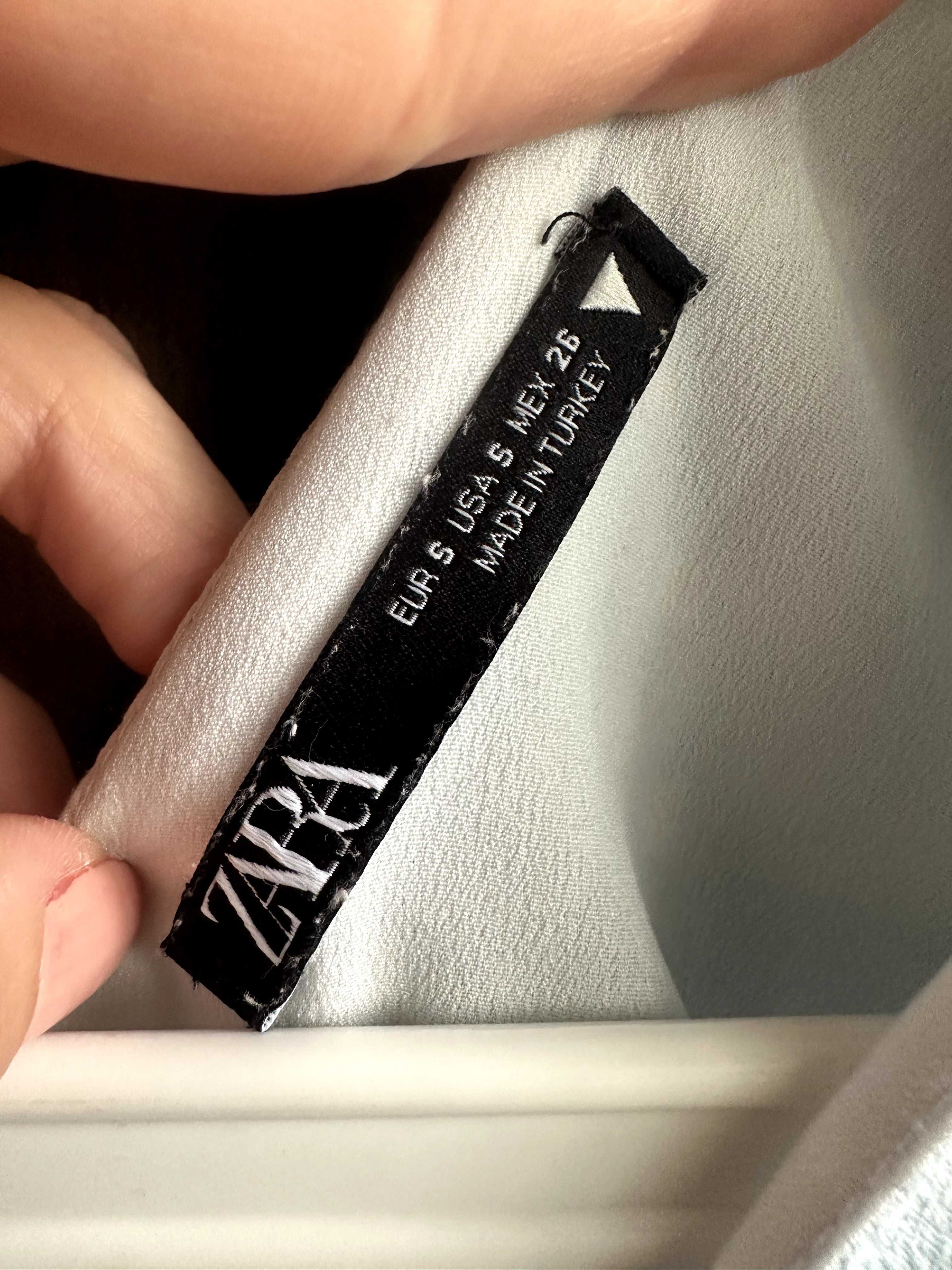 Ежедневна рокля по тялото Zara