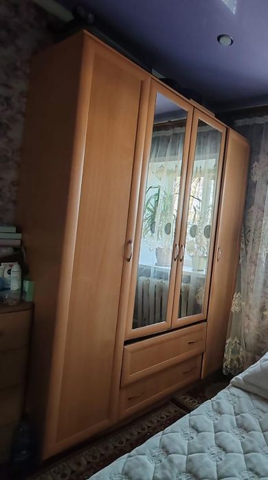 Продаётся шкаф и кровать.