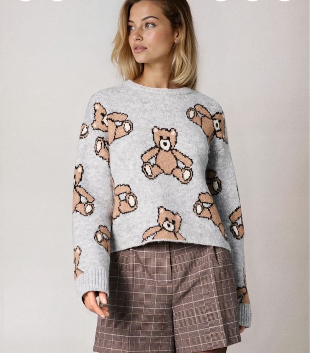 Пуловер с десен мече