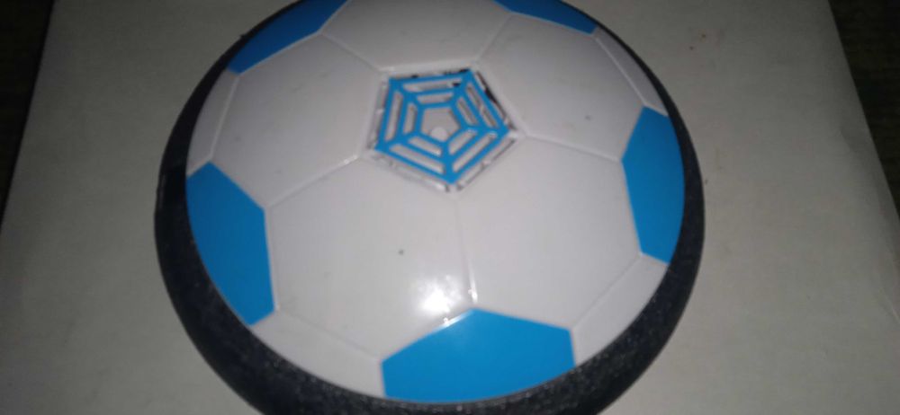 ПРОДАМ ИГРУШКУ ФУТБОЛЬНАЯ в форме шайбы! Светодиодная для детей. 17 см