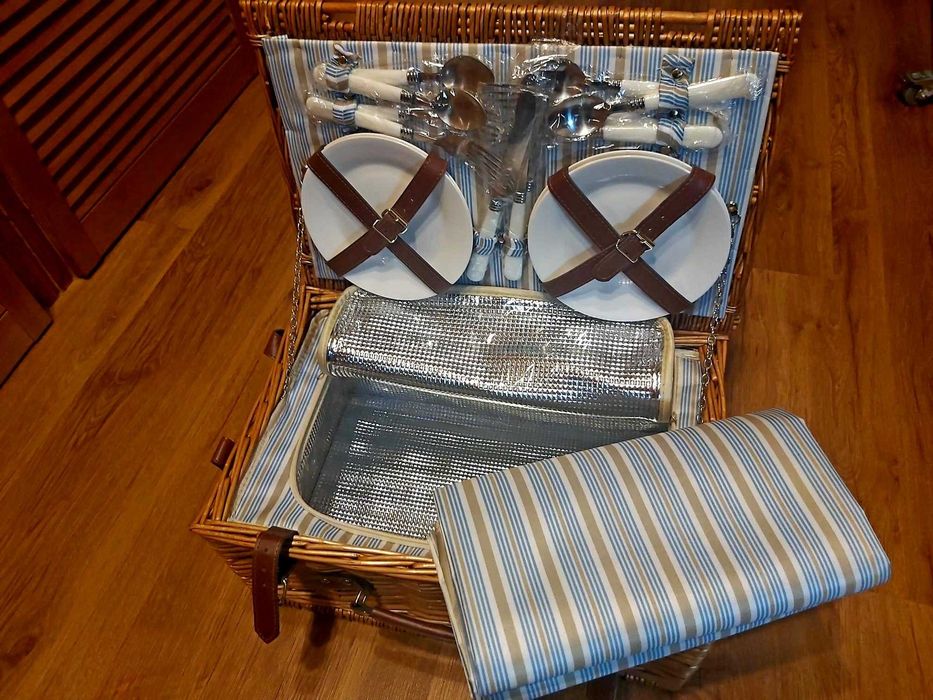 Cos picnic 4 persoane din rachita cu vesela, tacamuri si patura