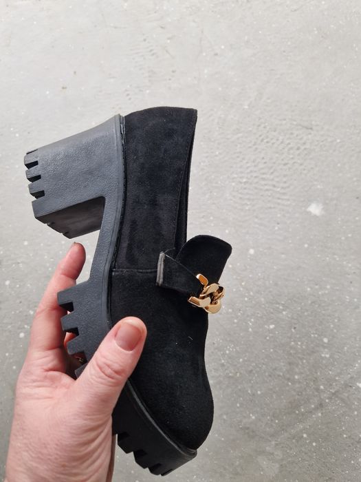 Pantofi cu toc din UK