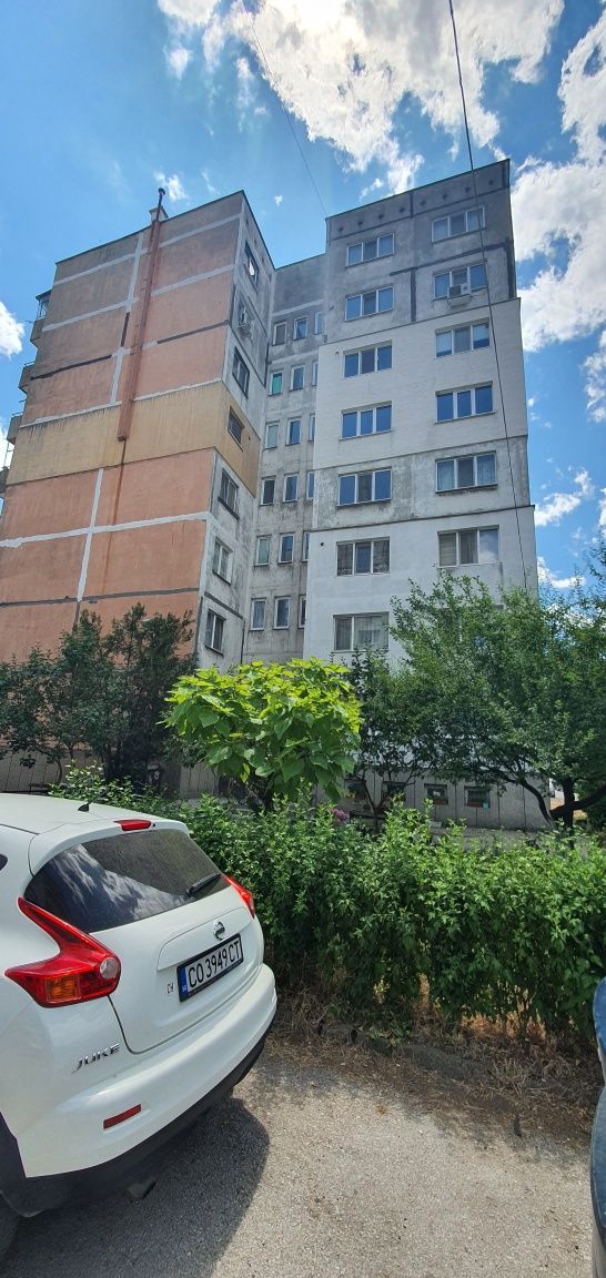 Продавам тристаен апартамент