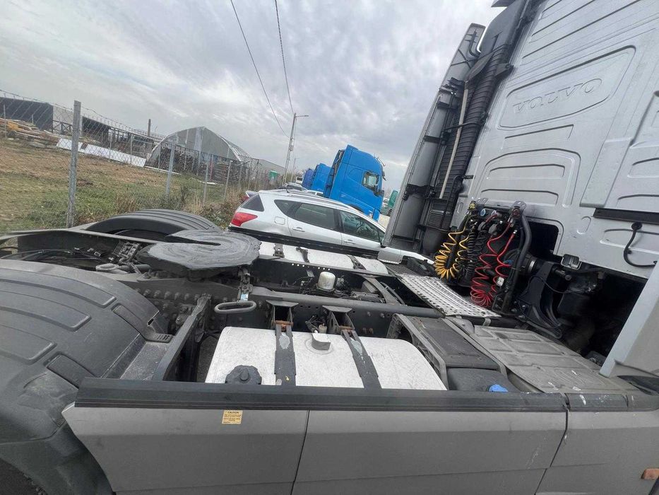 Volvo cap tractor 2016 – gri – stare foarte bună, gata de lucru