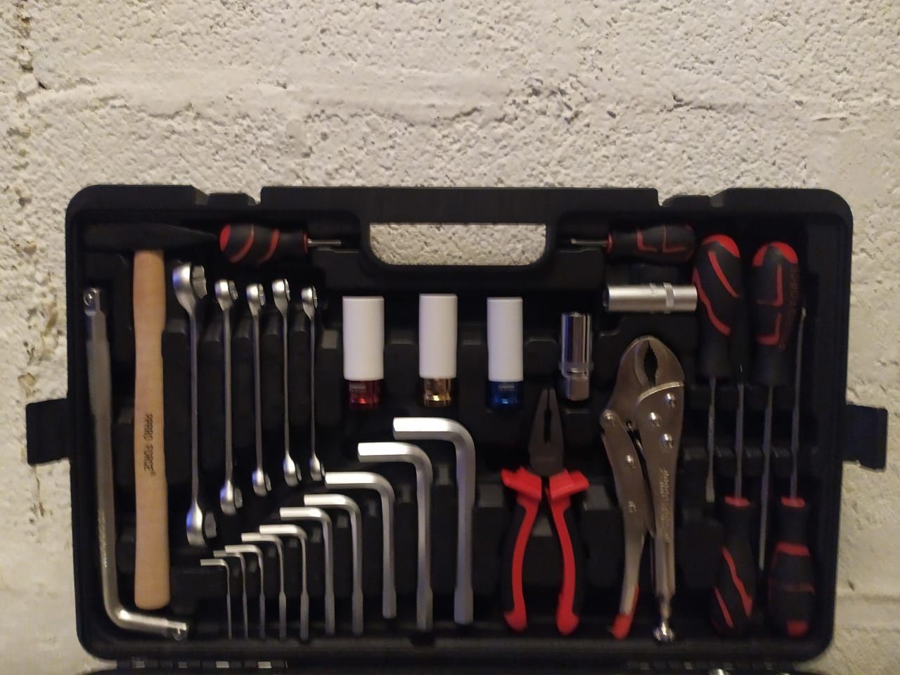 Набор инструментов ключей чемодан профорсе  142  предмета подарок для
