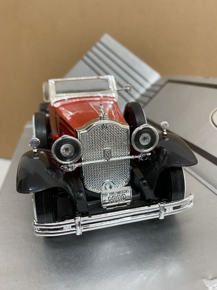 MIRA CLASSIC CAR PACKARD 1930 machetă auto retro scara 1:24 roșu