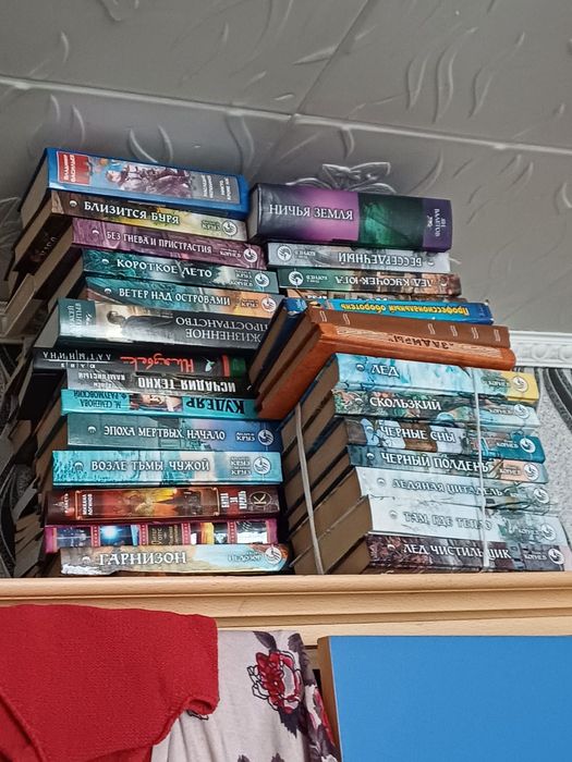 Продам сборник книг фантастика. Всё новое.