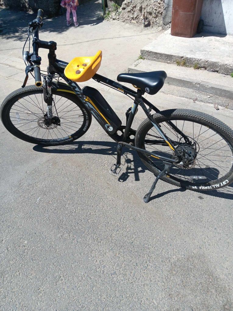 Vând bicicleta semi electrica