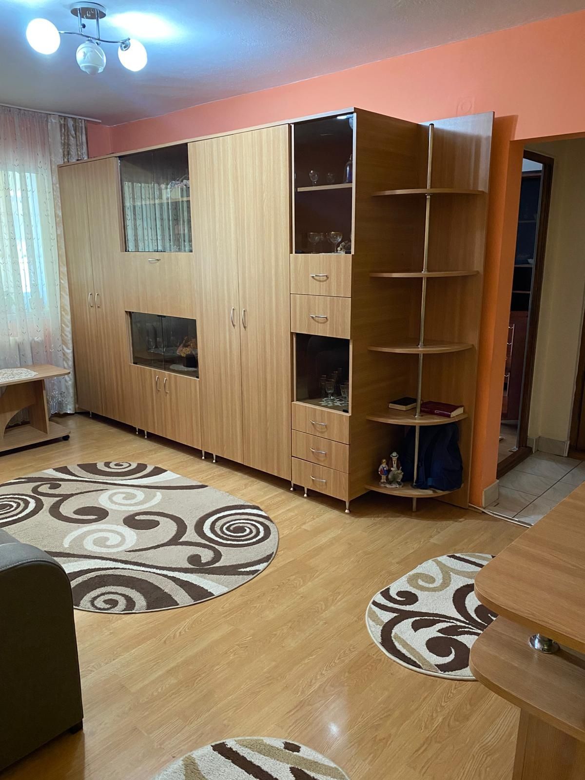 Închiriez apartament cu 2 camere, zona Lamă