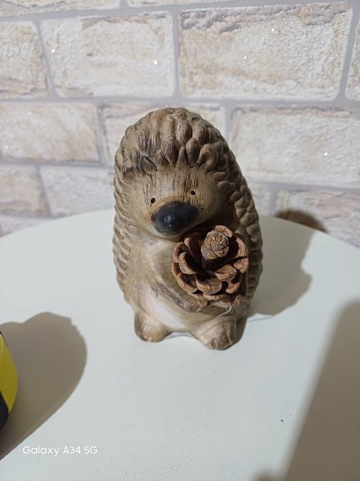 Статуетка на таралеж с шишарка