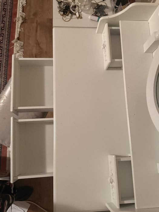 Masă de toaletă elegantă cu oglindă și scaun