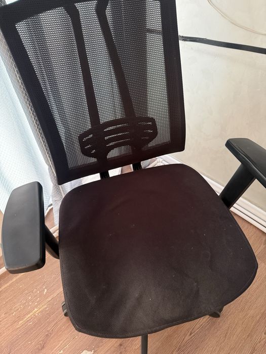Офисное кресло в хорошем состоянии