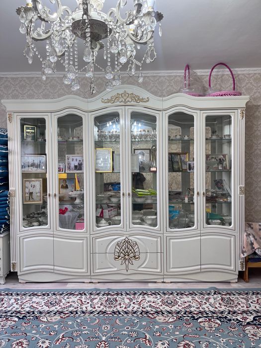 Сервант в хорошем состоянии