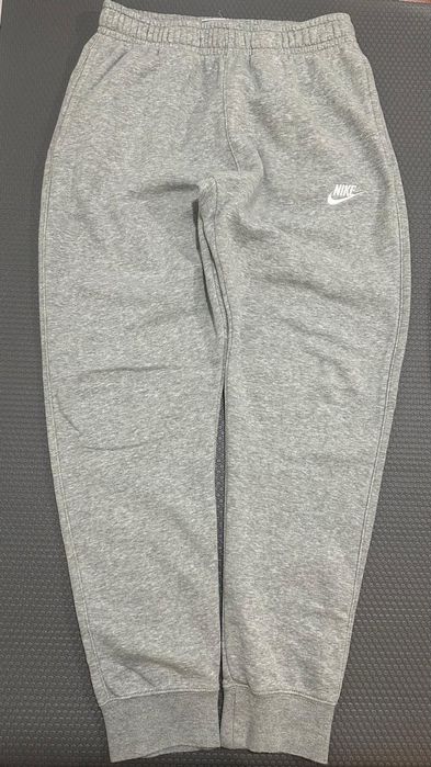 Pantaloni Adidas si Nike