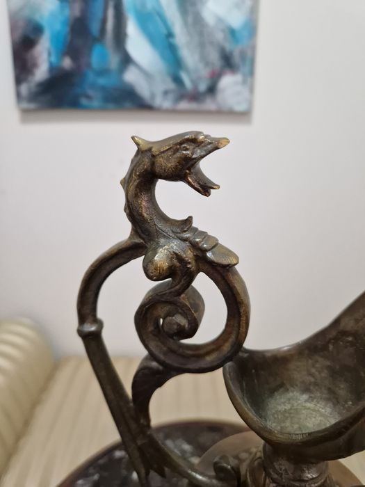 Рядка антикварна ренесансова бронзова кана с орнаменти