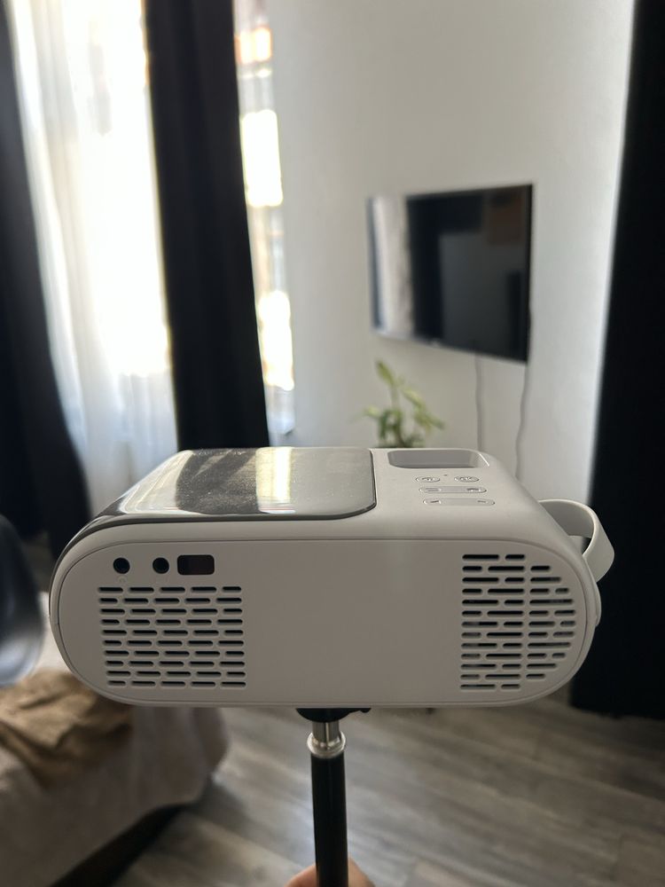 Vand video proiector la cutie cu toate accesorile