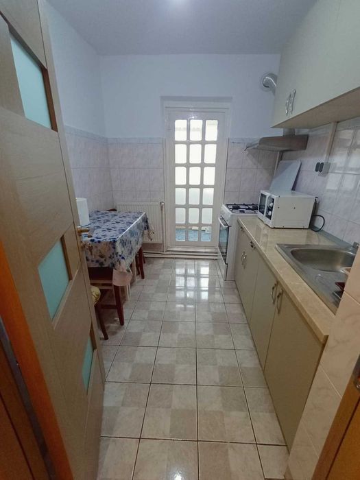Inchiriez apartament cu 2 camere mobilat in micro 17 etajul 1.