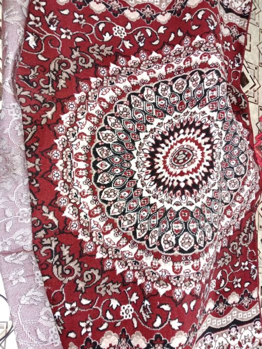 Гилам арзон нархда срочна сотилади