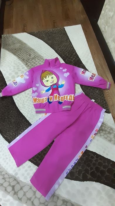 Продам костюмчик для  девочек.