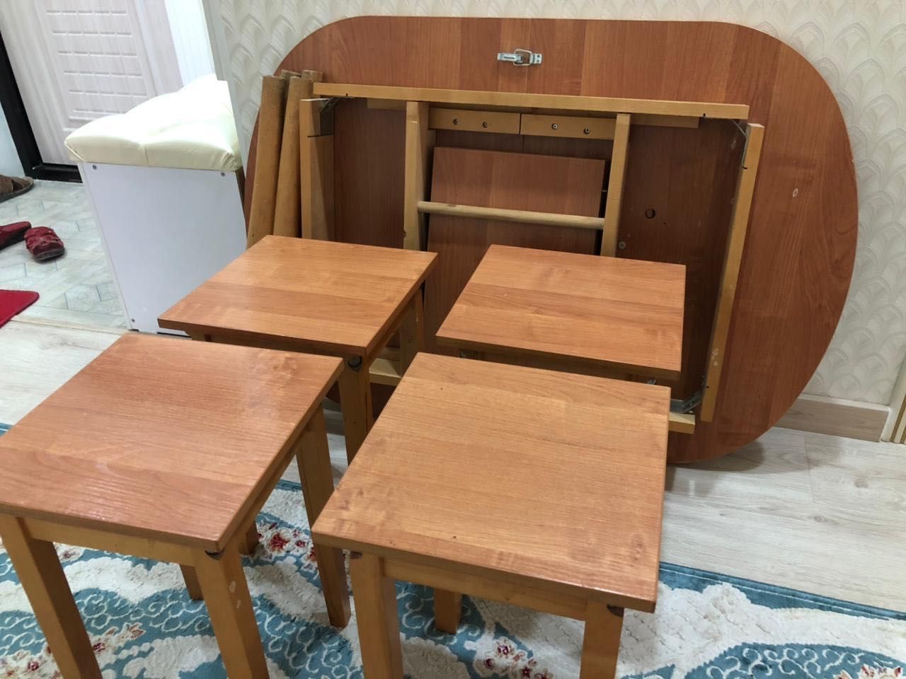 Стол со стульями