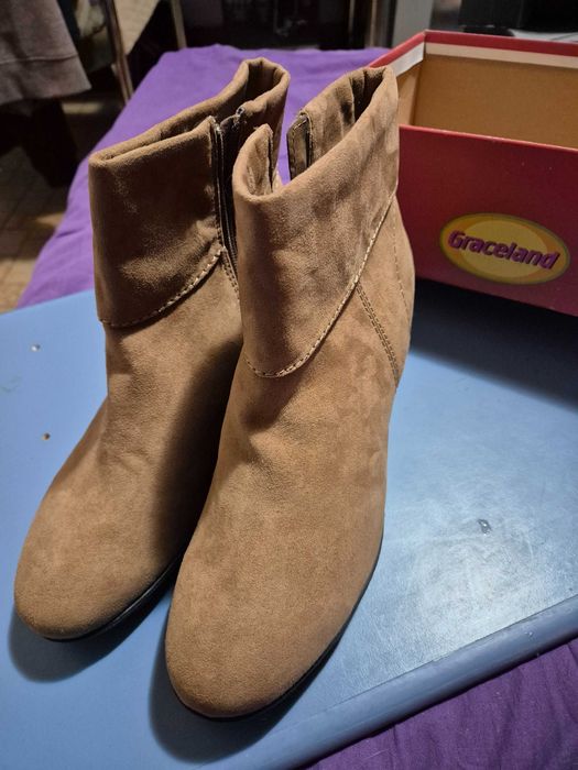 Ghete dama, Graceland, piele intoarsa imblanita, 42, noi