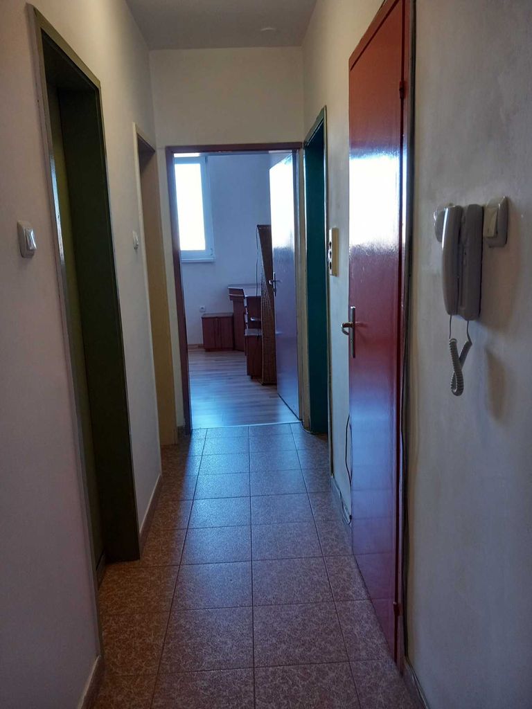 Дава се под наем Тристаен апартамент в Варна, Център - 90 кв.м за 612 € - Снимка #1