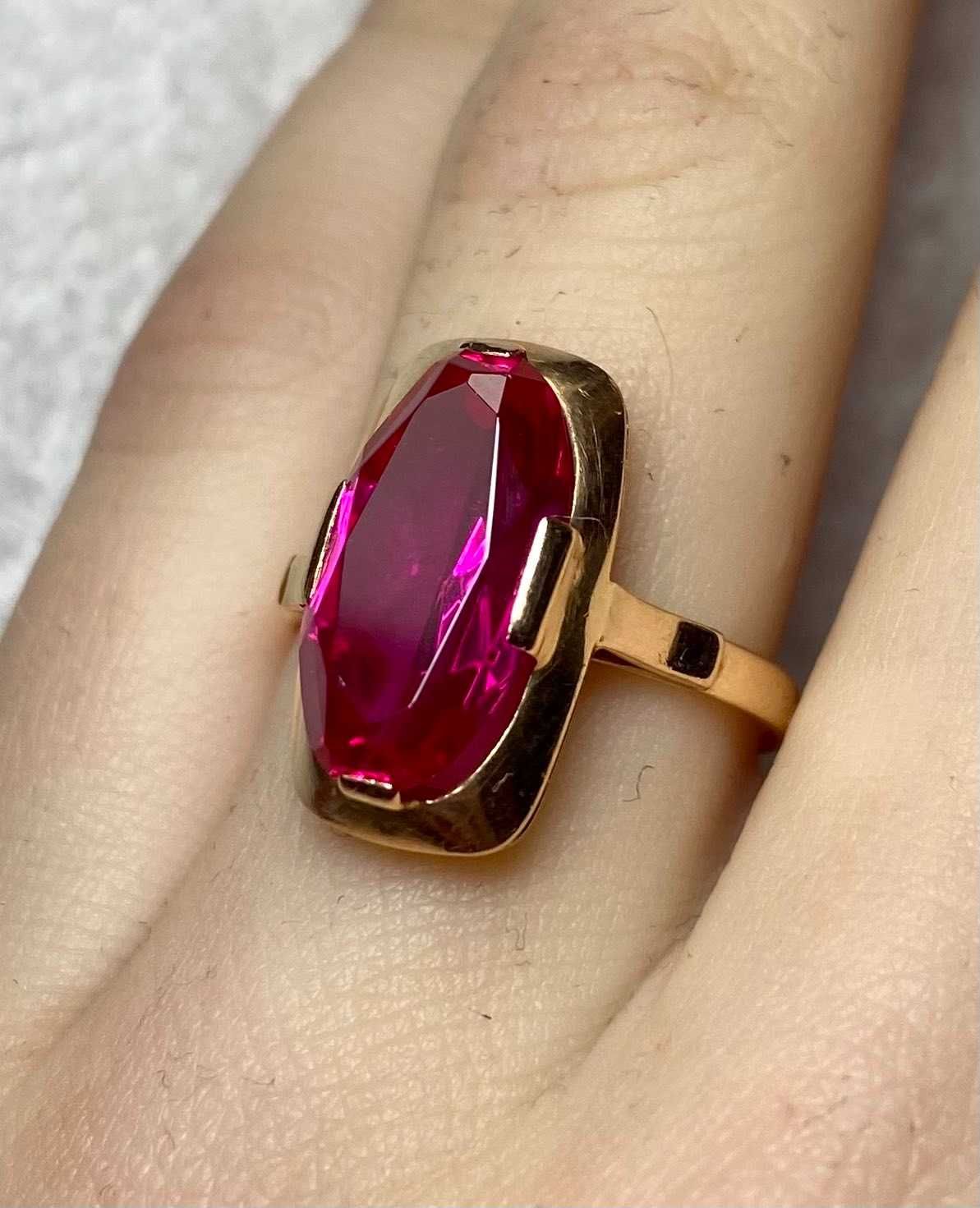Златен руски пръстен с рубин