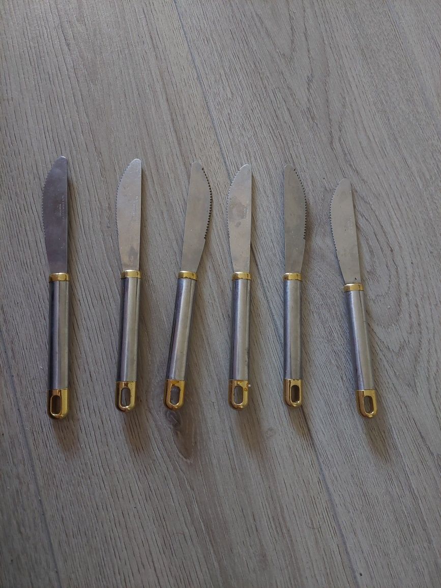Set tacâmuri de linguri furculițe cuțite aproape noi. Toate la 65 lei.