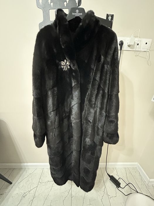 Шуба новая черная с брошкой