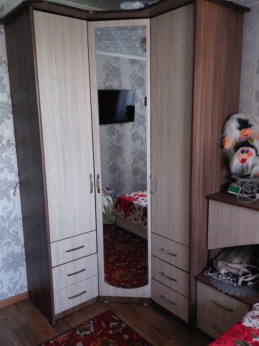 Угловой шкаф с зеркалом