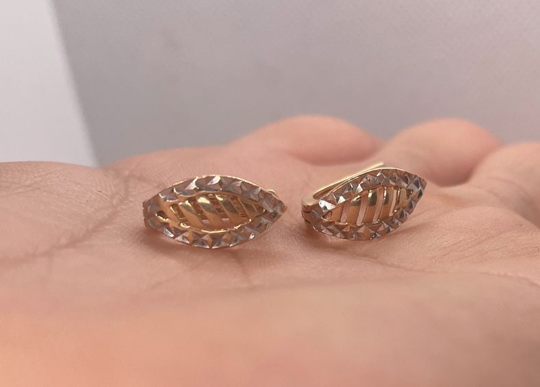 Продаются серьги в форме листа.