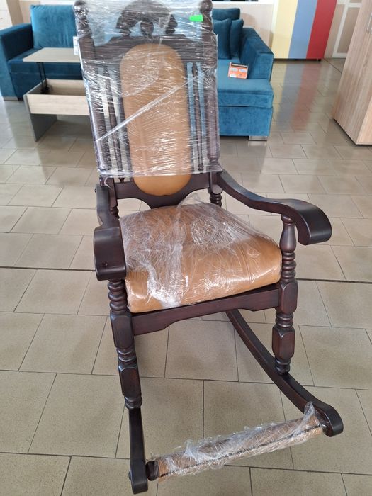 Дървен люлеещ се стол с естествена кожа