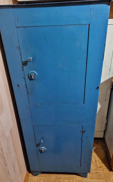 Продаётся сейф с двумя отделениями.