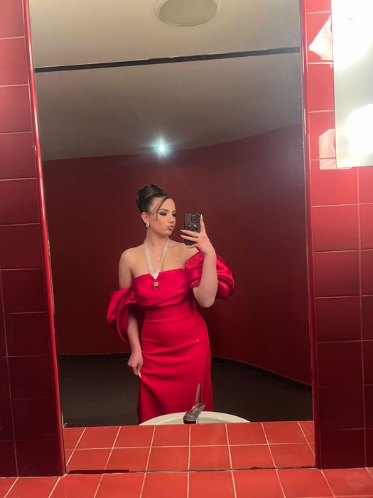 Дълга червена рокля