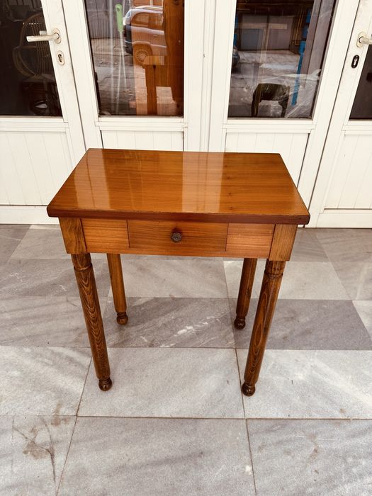 Елегантна италианска дървена маса с чекмедже – ръчна изработка