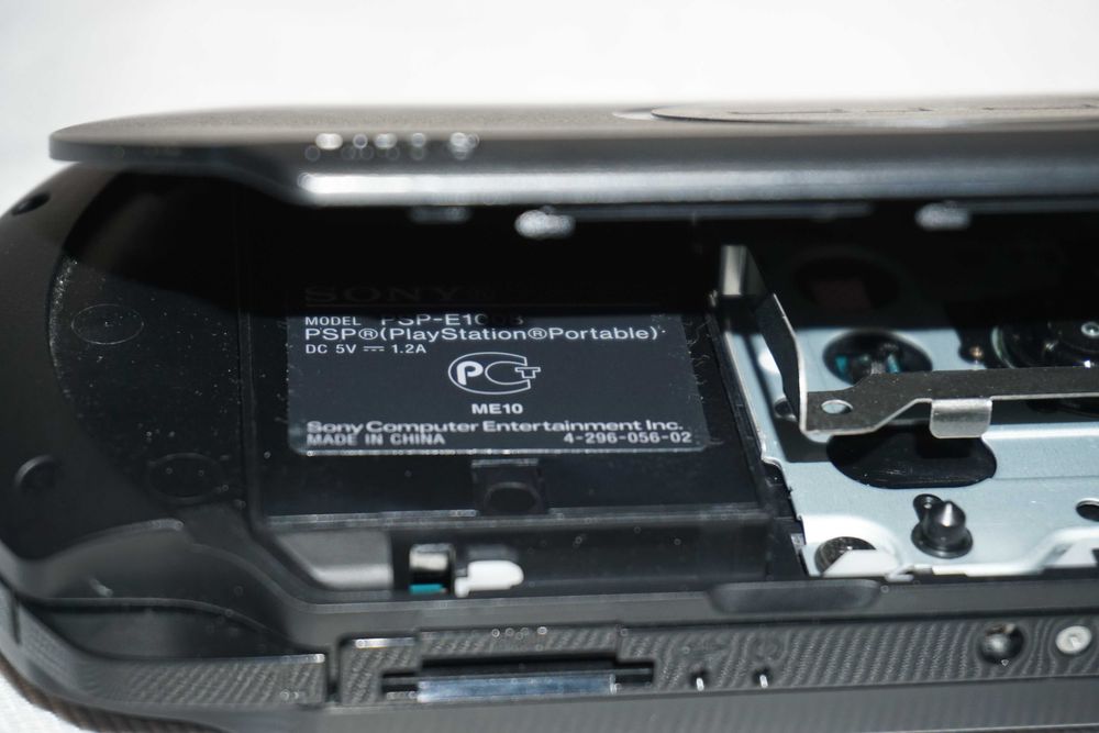 PSP Конзола E1008 + 11 Игри Gran Turismo/Killzone/Ghost Recon/Loco