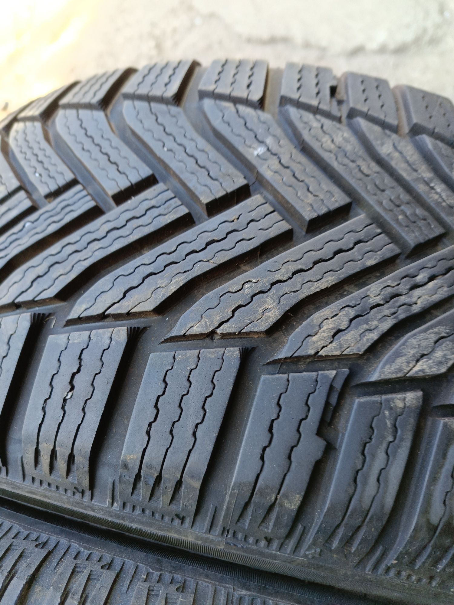 Зимни гуми -17цола-225/50-1бр.-95лв."MICHELIN"