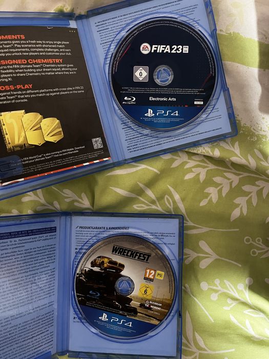 Vand ps4 cu o maneta si 6 jocuri