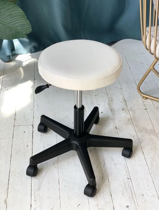 Стул на колесиках